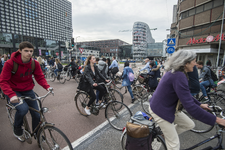 910670 Afbeelding van fietsers bij de Vredenburgknoop te Utrecht. Met op de achtergrond (links) TivoliVredenburg en ...